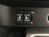 両側電動スライドドア。荷物で手が塞がる時など簡単にドアの開閉が出来ます。何より力いらずで開閉OK。女性やお年寄りにも優しい。電動機能はOFFにもできますから元気なお子様の駆け出しも安心。