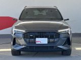 Audiの象徴であるシングルフレームグリルをよりワイドで低くシャープなデザインとすることでワイド&ローのフォルムを協調しています。