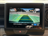 バック時目視しにくいクルマの周囲をカメラで映し出し、安全・安心駐車をサポート♪バックの苦手な方も後ろがハッキリ見えるので安心ですよ♪