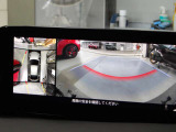 360度ビューカメラを搭載。4方の小型カメラの映像を処理し、車両真上からの映像に変換しています。