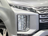 【LEDヘッドライト】悪天候や夜間走行時も良好な視界を確保し安心して運転できる高輝度LEDヘッドライトを装備!点灯速度が早く、消費電力も抑えられています。