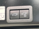 【パワーバックドア】スマートキーや運転席のボタンを押すだけでリアゲートが自動で開閉します!荷物を持っている時や、高い位置にあるバックドアを閉める際に便利な機能です♪