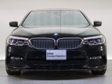 【キドニーグリル】BMWの代名詞。一目見ただけでBMWであると認識できる確固たるアイコンとして存在感を放ちます。