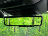 【クリアサイトルームミラー】 ジャガーの先進テクノロジー。車体に装備したカメラによる後方映像がルームミラーに映し出されます。車両後方の様子をはっきりと確認できます。