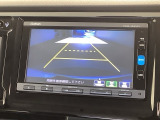 リバースギアに入れるだけで後方の表示へ切り替わります。夜間や雨の日の駐車も楽になりますよ。