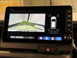 リバースギアに入れるだけで後方の表示へ切り替わります。夜間や雨の日の駐車も楽になりますよ。
