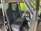 運転席まわりには十分なスペースがあり、大柄な方でもゆったり運転していただける環境です。