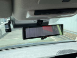 後方視界をクリアに映し出してくれるスマートルームミラー。