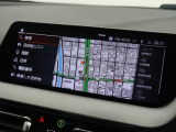 【純正ナビゲーション】BMWのナビゲーションは操作性も良く、詳細な地図情報と交通状況を見やすく表示し、快適なドライビングをサポートしながら目的地までナビゲートします。