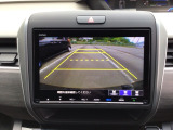 【バックカメラ】運転が苦手な方も車庫入れラクラクです!ギアをリバースに入れれば自動的に切り換わりますので、面倒な操作は不要です♪狭い駐車場もお車を傷つけず安心ですね!
