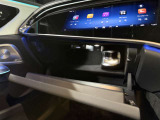 メルセデス純正パフュームアドバイザー搭載。車内を上質な香りで演出し、走行のたびに特別感を味わえます。ETC車載器はグローブボックス内に設置。