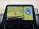 真上から見下ろしたような視点で車とその周囲を確認出来る画面と、車両後方を映し出すバックモニター画面の2つを表示してくれます。