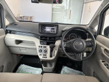 見易い計器類と運転し易いドライビングポジションは、視角も少なく前方&左右の見切りが良く運転し易いクルマです