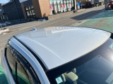 目立つキズ凹み等はありませんが、中古車という商品の特性ルーフには子キズや塗装しみがあります