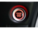 プッシュスタートです。キーを携帯しブレーキペダルを踏みこみ、ボタンを押すとエンジンがスタートします。鞄やポケットからキーを取り出さなくてもいいのは楽ですね。