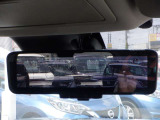 【日産のスマート・ルームミラーは内蔵モニターで後方の状況をクリアな画像で確認でき、通常のルームミラーに切り替えて後席の様子を確認することもできます。