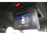 長距離のドライブでも退屈せず快適に過ごせる後席モニター。小さなお子様のいらっしゃるご家庭に特に人気の装備です♪