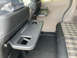 【シートバックテーブル】席背面には格納式のテーブルを装備。ちょっとした荷物が掛けられて便利なコンビニフック付です!