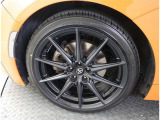 かっこいいホイールですね。 車のイメージを大きく左右するホイール部分はコダワリを持ちたいですね。