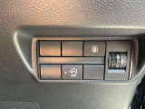 ハンドル右奥には各種設定スイッチがあります。運転者がスッと手を伸ばせば操作できので便利です。
