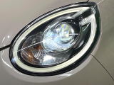 【LEDヘッドライト】悪天候や夜間走行時も良好な視界を確保し安心して運転できる高輝度LEDヘッドライトを装備!点灯速度が早く、消費電力も抑えられています。
