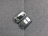 スマートキー付。キーを取り出さなくてもドアロックの施錠・開錠、エンジンの始動が出来ます。雨の日や荷物の多い日にとても便利ですね。