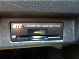 ETCとは、 Electronic Toll Collection System の略で、高速道路の利用時に料金所の通過をスムーズに行うために自動で料金を精算するシステムのことです。