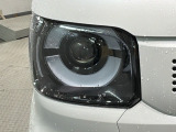 LEDヘッドライトは、点灯の瞬間から最大光量を発揮し、突然暗くなるトンネルなどでの安定感を高めます。