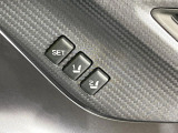 【メモリー機能付きパワーシート】ドライバーごとに設定したシート位置を記憶して、ボタン一つで切り替えできる便利な機能!運転する方が複数名いらっしゃるご家庭におすすめです♪