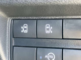 両側スライドドアはオート機能付き。運転席からも開閉可能です。