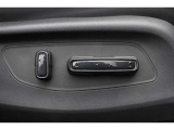 一手で理想の快適さを手に入れる。電動パワーシートで、あなたのドライブがもっと贅沢で快適になります。