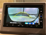 リバースギアに入れるだけで後方の表示へ切り替わります。夜間や雨の日の駐車も楽になりますよ。