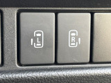 【両側パワースライドドア】スマートキーや運転席のスイッチで後席両側スライドドアの開閉が可能♪電動だから力を入れてドアを開ける必要が無く、小さなお子様でも簡単に開け閉めでき快適です♪