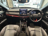 限定車らしいレッドアクセントが特徴のコックピット。