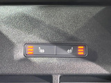 【運転席・助手席シートヒーター】寒い日に重宝します。エアコンの温かい風が出てくるより早くシートがじんわり3段階の温度調整機能付きです