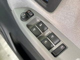 【電動格納ミラー】サイドミラーは電動格納式となっており、狭い駐車場でもキズがつくリスクを抑えられます。