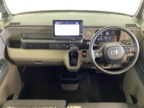 車内は光触媒抗菌消臭施工済です。スタイリッシュなデザインで暖かみのあるインパネ周りを演出します。グローブボックスやカップホルダーのほかにトレーなどたくさんの収納スペースが装備されています。