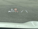 【ヘッドアップディスプレイ(HUD)】フロントウインドウガラスに走行情報を投影します。運転中の目線と重なるように表示されるので、少ない視線移動で速度が確認できるので、 ドライビングに集中できます!