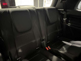 メルセデスのシートは少し硬めになっております。長時間の運転の際、適度な反発があることでお尻や腰の負担を減らす効果が御座います。