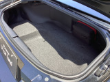 オープン時もクローズ時も容量が変わらないトランクを採用。運転席のトランクオープナーではトランクが開かないようにするスイッチをトランク内部に装備。オープンにしたままクルマを離れるときなどに備えています。