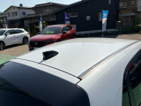目立つキズ凹み等はありませんが、中古車という商品の特性ルーフには子キズや塗装しみがあります