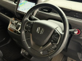 【ステアリングスイッチ】が付いており運転中に前方から目線をそらすことなくオーディオ等の操作が可能なので安心・快適にカーライフをお楽しみいただけます。