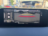 車両の前後左右にある4つのカメラを合成することで、まるでご自身のクルマを空から見ているような俯瞰での映像を映し出してくれます。バック時ももちろんのこと、前進時に視界の悪い交差点でも役に立ちますね。