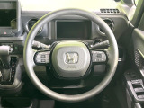 インテリアに合わせたデザインのステアリングは、運転される方のことも考え、運転しやすい形状、大きさです。是非一度、実際に触ってお確かめください。