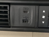エアコン操作パネルの左側に、スマートフォンなどの充電可能なUSB端子と、音源などの外部入力の可能なUSB端子がついています。移動中に充電もできるので便利です。