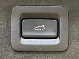 【パワーバックドア】スマートキーや運転席のボタンを押すだけでリアゲートが自動で開閉します!荷物を持っている時や、高い位置にあるバックドアを閉める際に便利な機能です♪