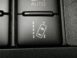 レーンディパーチャーアラートとは車線または走路からの逸脱の可能性を警告すると共に、車線または走路からの逸脱を避けるためのハンドル操作の一部を支援する機能です。詳細は販売店スタッフまでおたずねください。