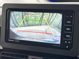 【バックカメラ】駐車時に後方がリアルタイム映像で確認できます。大型商業施設や立体駐車場での駐車時や、夜間のバック時に大活躍!運転スキルに関わらず、今や必須となった装備のひとつです!