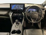 運転席周りのレイアウトをご覧ください。ナビゲーションが綺麗に装着されすっきり収まってますね!
