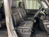 乗降がしやすい運転席。高さが調節できて小柄な方でも運転しやすいポジションをとることができます。